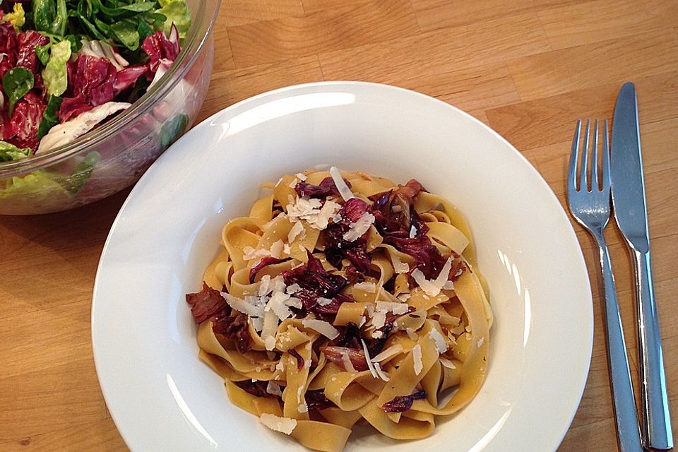 Pasta mit Radicchio und Prosciutto