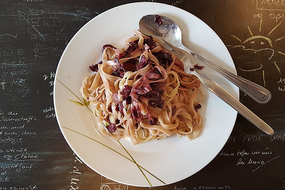 Pasta mit Radicchio und Prosciutto