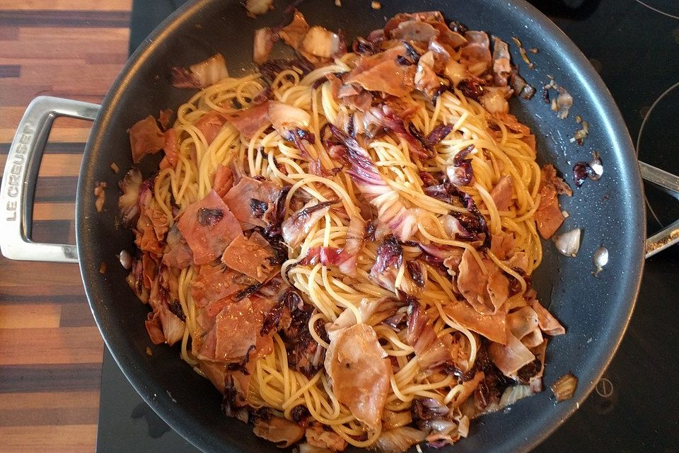 Pasta mit Radicchio und Prosciutto