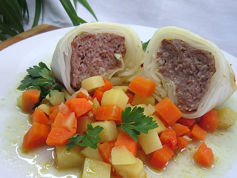 Kohlrouladen auf Karotten-Kartoffel-Gemüse von trekneb| Chefkoch