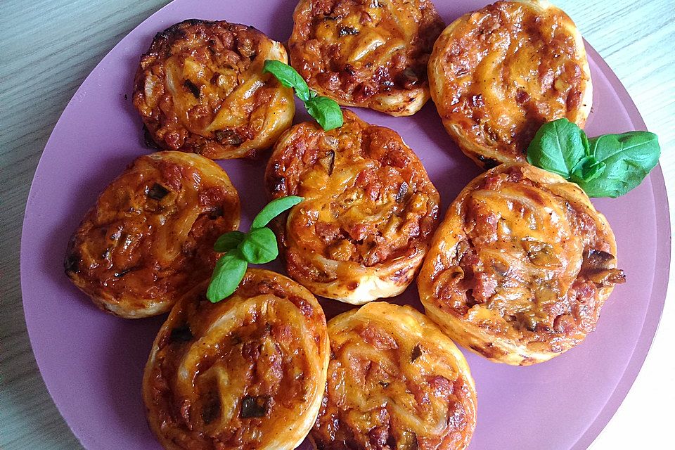 Blätterteigschnecken Pizza-Style mit Schinken und Auberginen