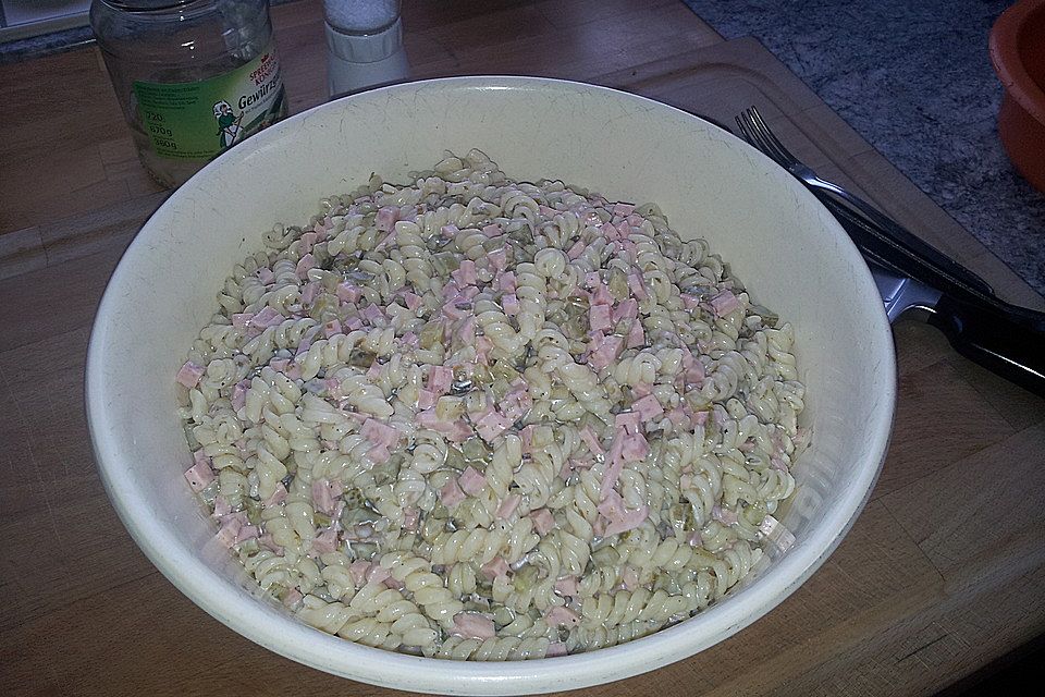 Hedis Nudelsalat mit Jagdwurst, Gewürzgurken und Kapern