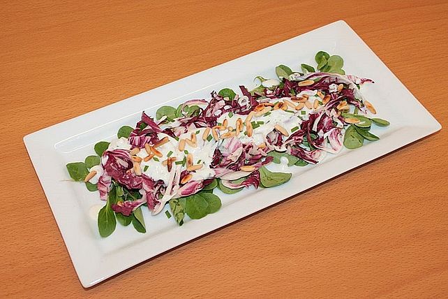 Radicchio-Feldsalat mit gerösteten Pinienkernen und Joghurt-Dressing ...