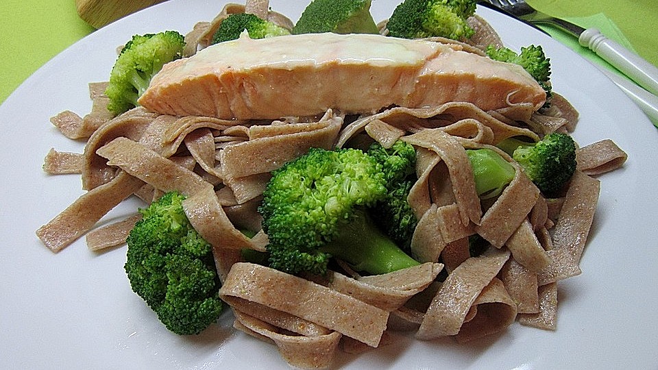 Lachs Auf Bandnudeln Und Brokkoli Von Trekneb Chefkoch 