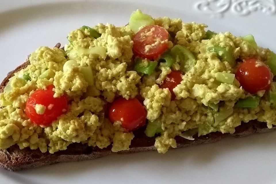 Veganes Rührei mit Frühlingszwiebeln und Tomaten