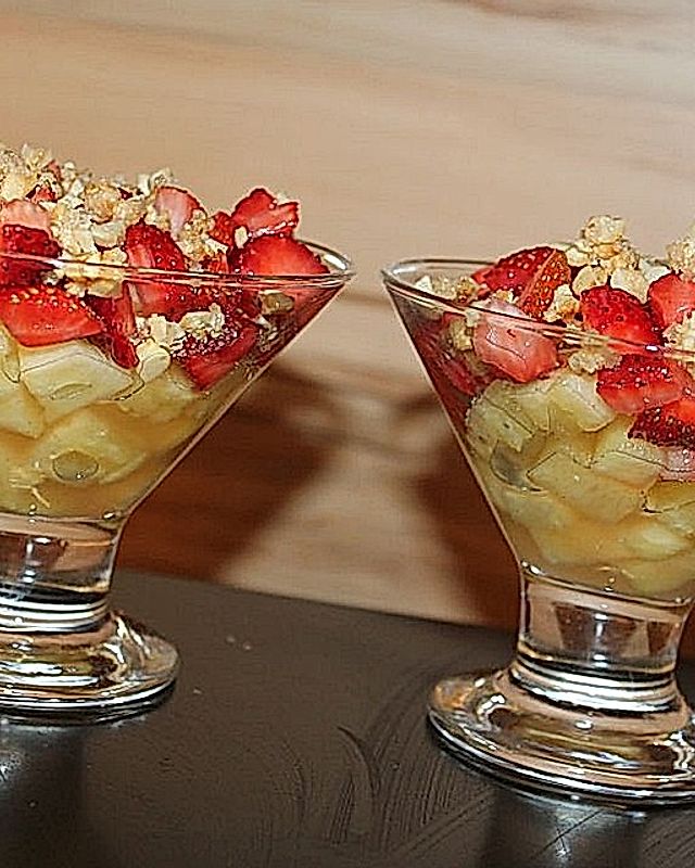 Ananas-Erdbeersalat mit Cashewkrokant