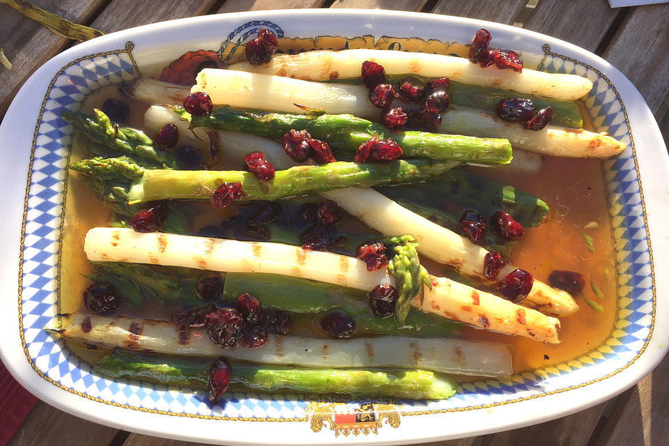 Gebratener Spargel grün-weiß