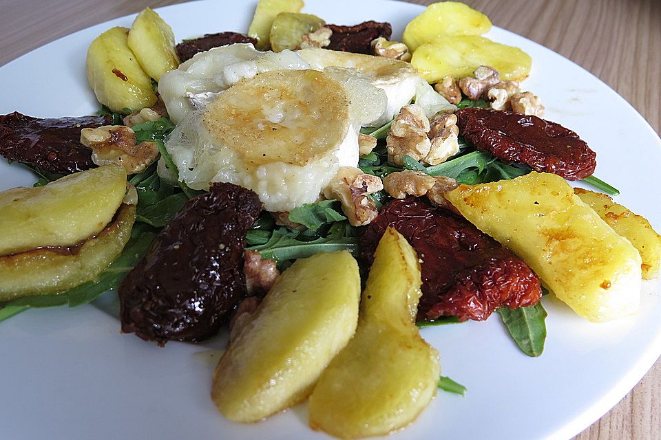 Rucola mit gebackenem Ziegenkäse, Bratäpfeln, getrockneten Tomaten und Walnüssen