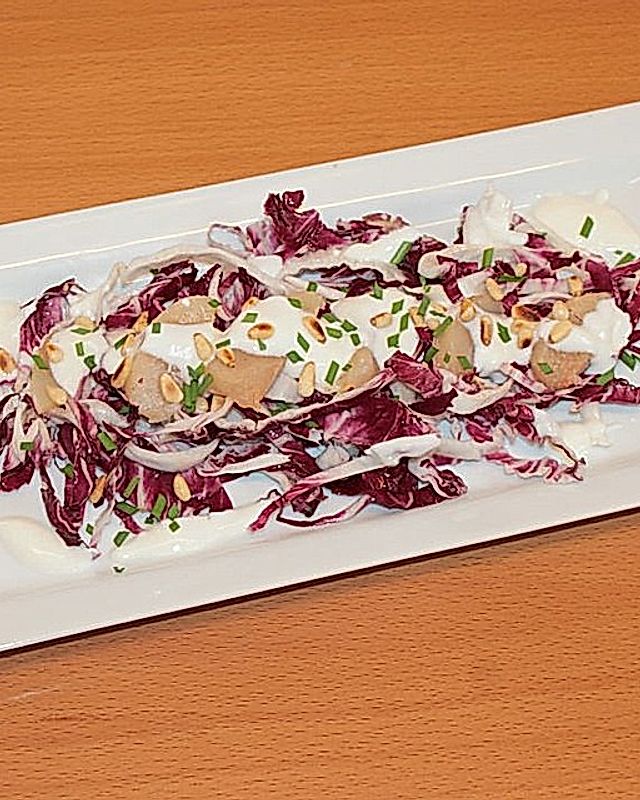 Radicchio-Birnen-Salat mit Pinienkernen