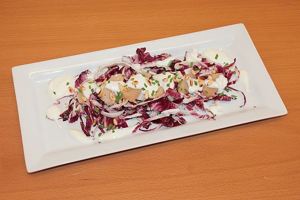 Radicchio-Birnen-Salat mit Pinienkernen