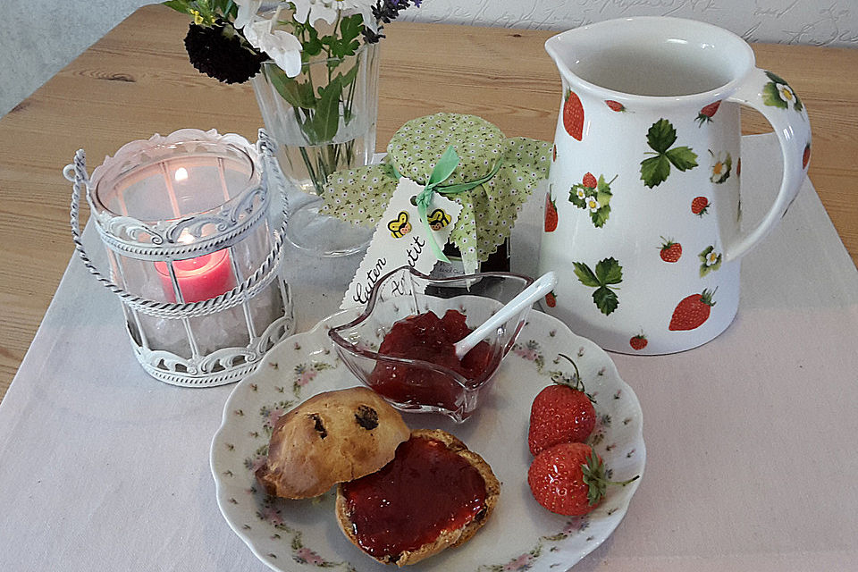 Erdbeer-Rhabarber-Marmelade mit Cassis