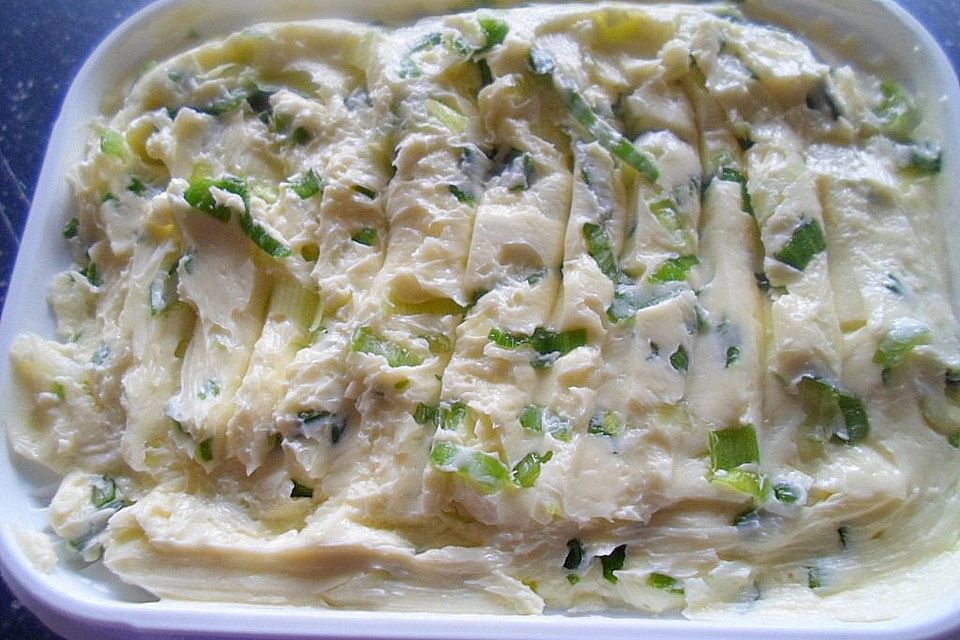 Kräuterbutter mit Frühlingszwiebeln und Knoblauch