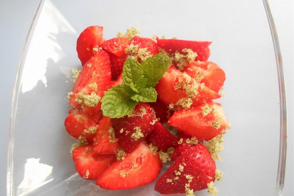 Erdbeeren mit Minzzucker Erdbeeren mit Minzzucker