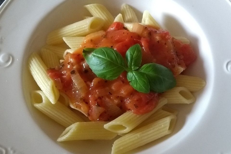 Nudeln mit Tomaten-Sahne-Soße