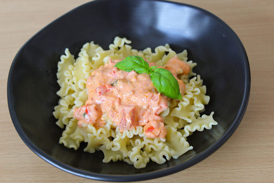 Nudeln mit Tomaten-Sahne-Soße