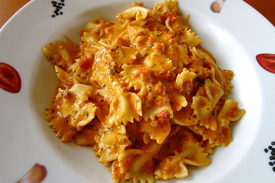 Nudeln mit Tomaten-Sahne-Soße