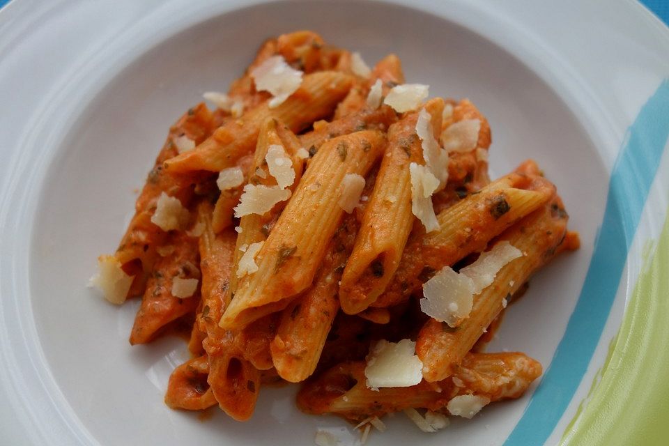 Nudeln mit Tomaten-Sahne-Soße