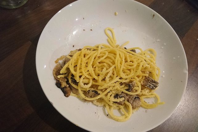 Pasta mit cremiger Champignon-Carbonara-Soße von mirrun| Chefkoch