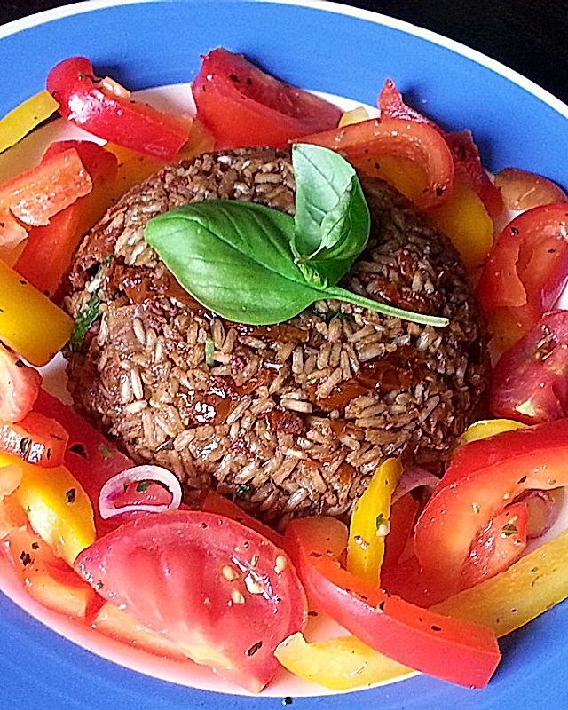 Reispfanne mit getrockneten Tomaten und Basilikum