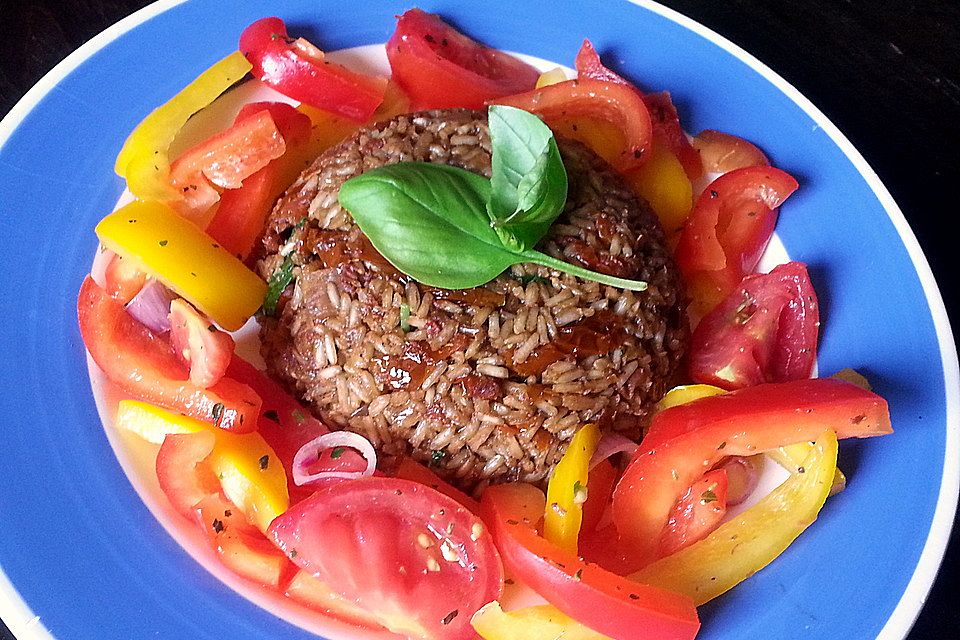 Reispfanne mit getrockneten Tomaten und Basilikum