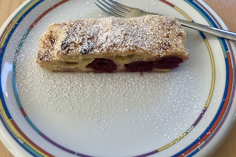 Topfen-Kirschstrudel