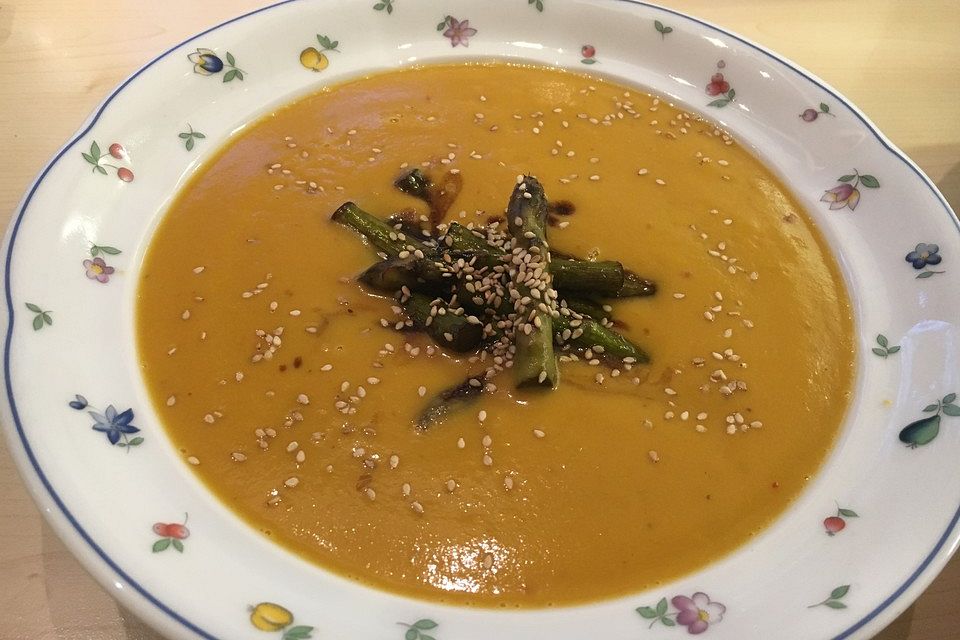 Süßkartoffelsuppe mit karamellisiertem grünem Spargel