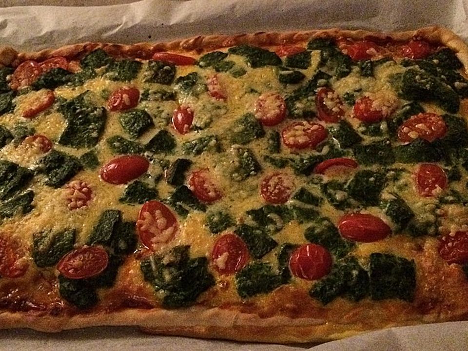 Pizza mit Spinat, Chorizo und Tomaten von BakingLover| Chefkoch