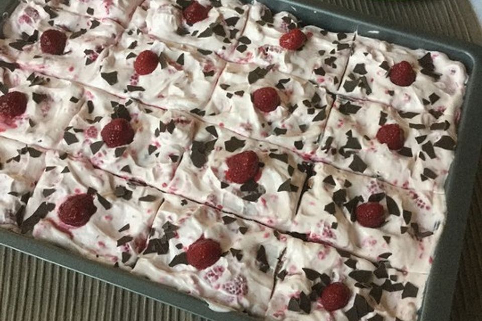 Fanta-Blechkuchen mit Himbeeren und Quark