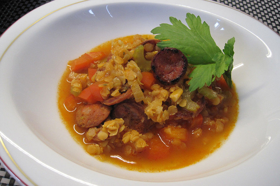 Rote Linsensuppe mit Chorizo, Staudensellerie und Paprika