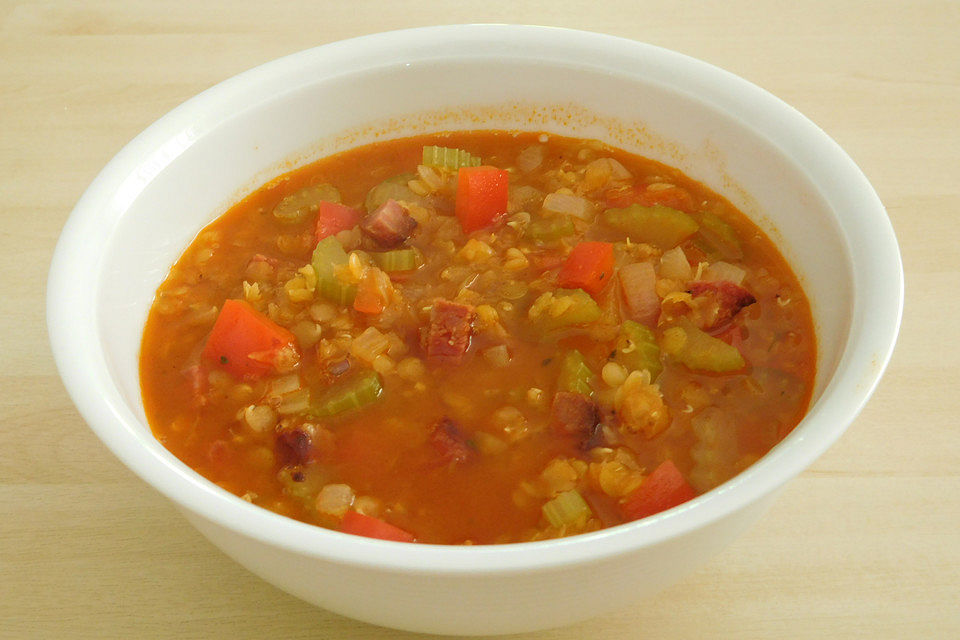 Rote Linsensuppe mit Chorizo, Staudensellerie und Paprika