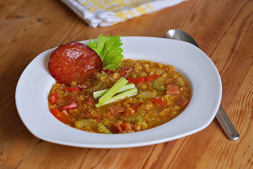 Rote Linsensuppe mit Chorizo, Staudensellerie und Paprika