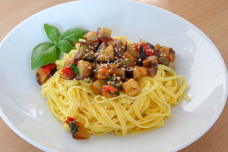 Sommerliche Pasta mit Tomaten und Auberginen