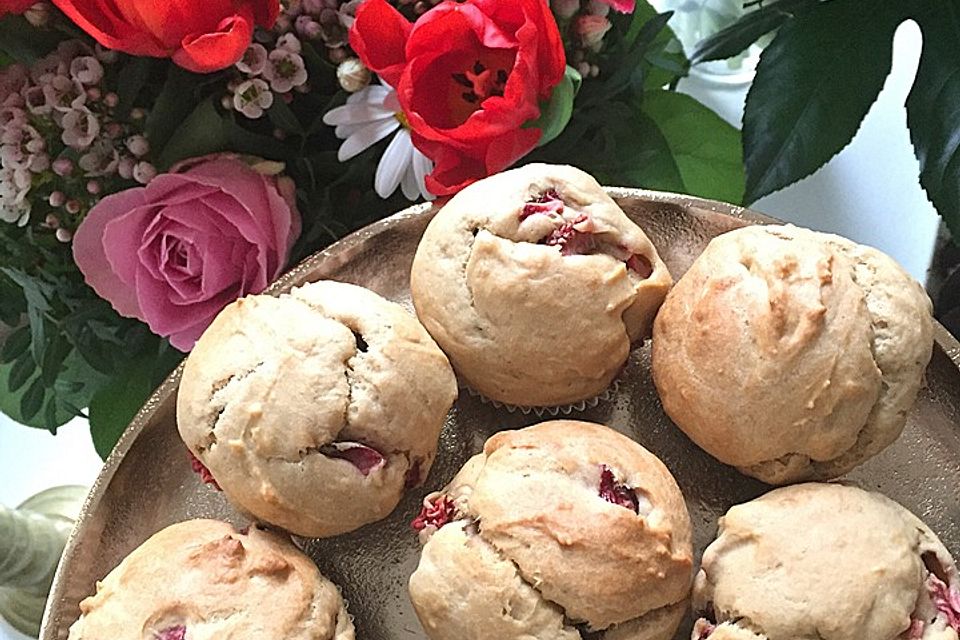 Gesunde Erdnussmuffins mit Himbeeren