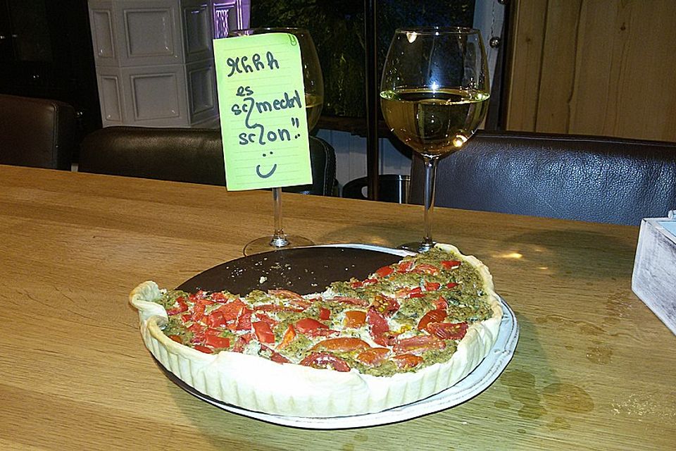 Vegane Quiche in grün-rot