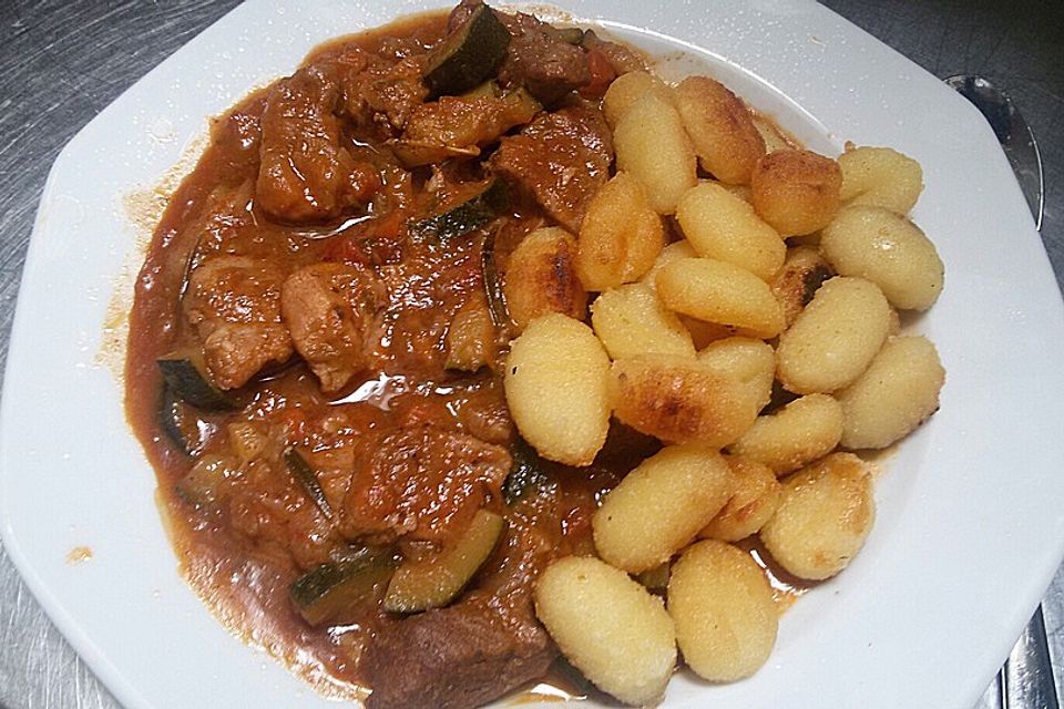 Schweinegulasch mit Zucchini und Gnocchi