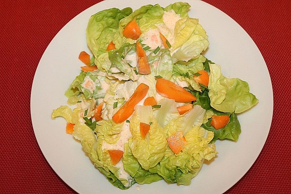 Kopfsalat mit Aprikosen im Dickmilchdressing