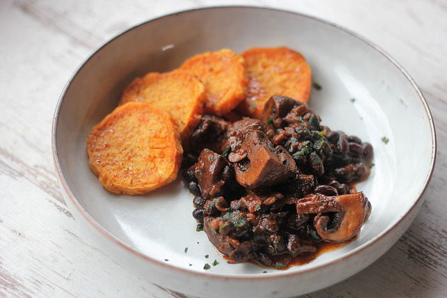 Chili Bowl mit schwarzen Bohnen, Pilzen und gebackenen Süßkartoffeln ...