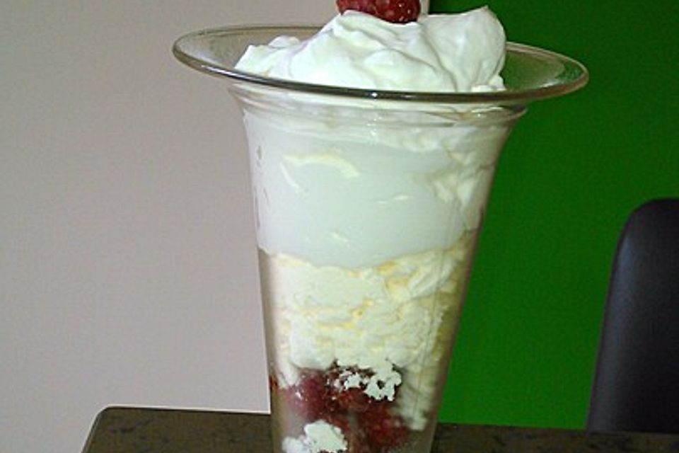 Quarkcreme mit Himbeeren und Haselnussbaiser