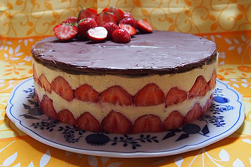Erdbeer-Vanille-Torte mit Schokoladen-Marzipandecke