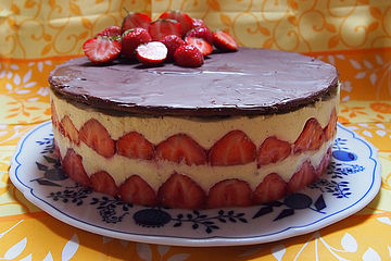 Erdbeer Vanille Torte Mit Schokoladen Marzipandecke Von Niki Die Kuchenfrau Chefkoch