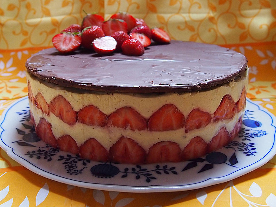 Erdbeer-Vanille-Torte mit Schokoladen-Marzipandecke von Niki_die ...