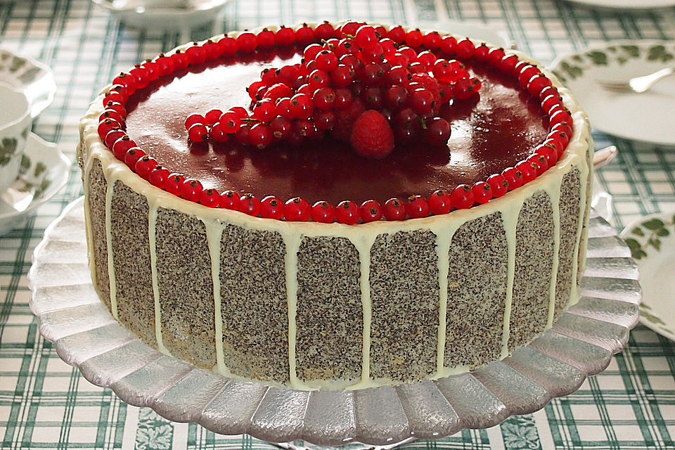 Beerentorte mit Himbeermousse und weißer Trüffelcreme