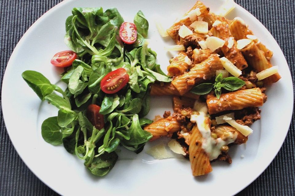 Tortiglioni-Gratin mit Hackfleisch, Erbsen und Mozzarella