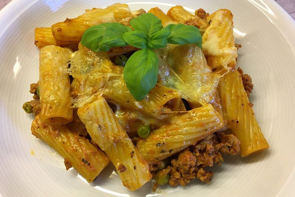 Tortiglioni-Gratin mit Hackfleisch, Erbsen und Mozzarella