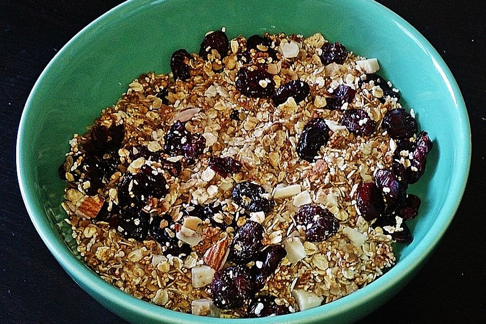 Amarant-Knusper-Müsli mit Cranberries und weißer Schokolade