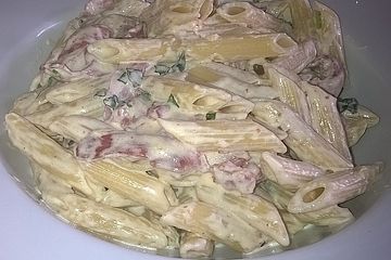 Nudeln in Mascarponesoße mit Parmaschinken und Basilikum