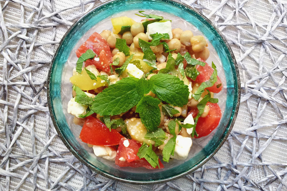 Kichererbsensalat mit Gurke, Tomate und Schafskäse Kichererbsensalat mit Gurke, Tomate und Schafskäse