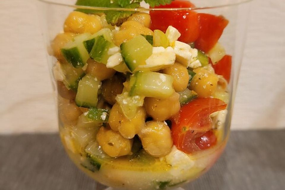 Kichererbsensalat mit Gurke, Tomate und Schafskäse Kichererbsensalat mit Gurke, Tomate und Schafskäse