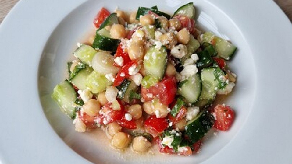 Kichererbsensalat mit Gurke, Tomate und Schafskäse von ars_vivendi Kichererbsensalat mit Gurke, Tomate und Schafskäse von ars_vivendi