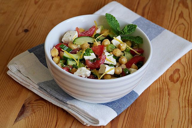 Kichererbsensalat mit Gurke, Tomate und Schafskäse von ars_vivendi ...